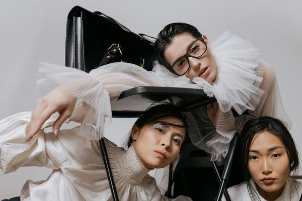 What UK fashion choices can enhance women's emotional resilience?